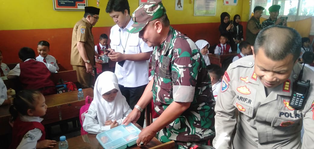 Kodim 0624/Kab Bandung Tinjau Pendistribusian Makan Bergizi Di Kecamatan Majalaya