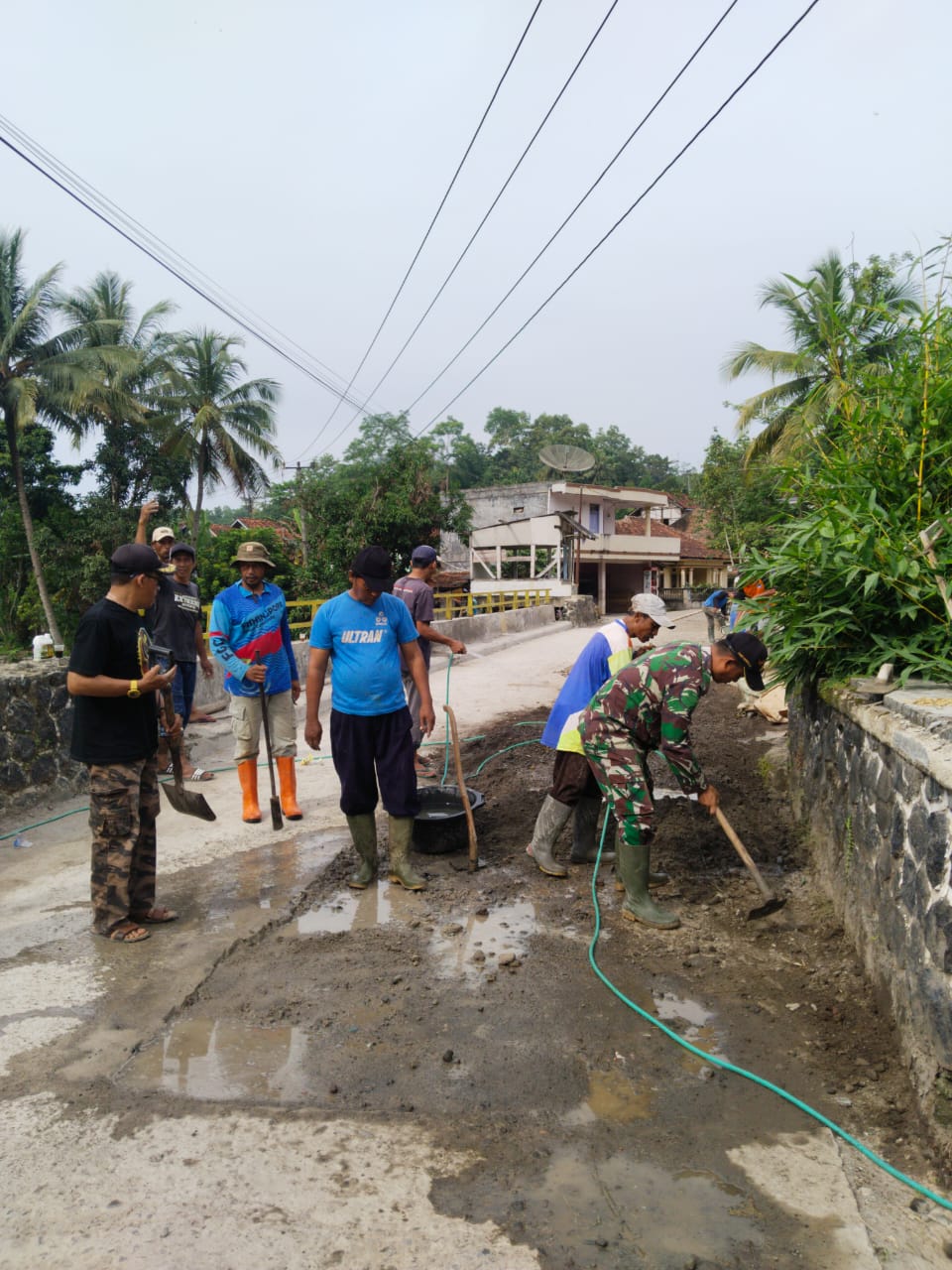 Patut Dicontoh, Antusias Warga Desa Sukanagara & Desa Panyindangan Cisompet Perbaiki Jalan Rusak