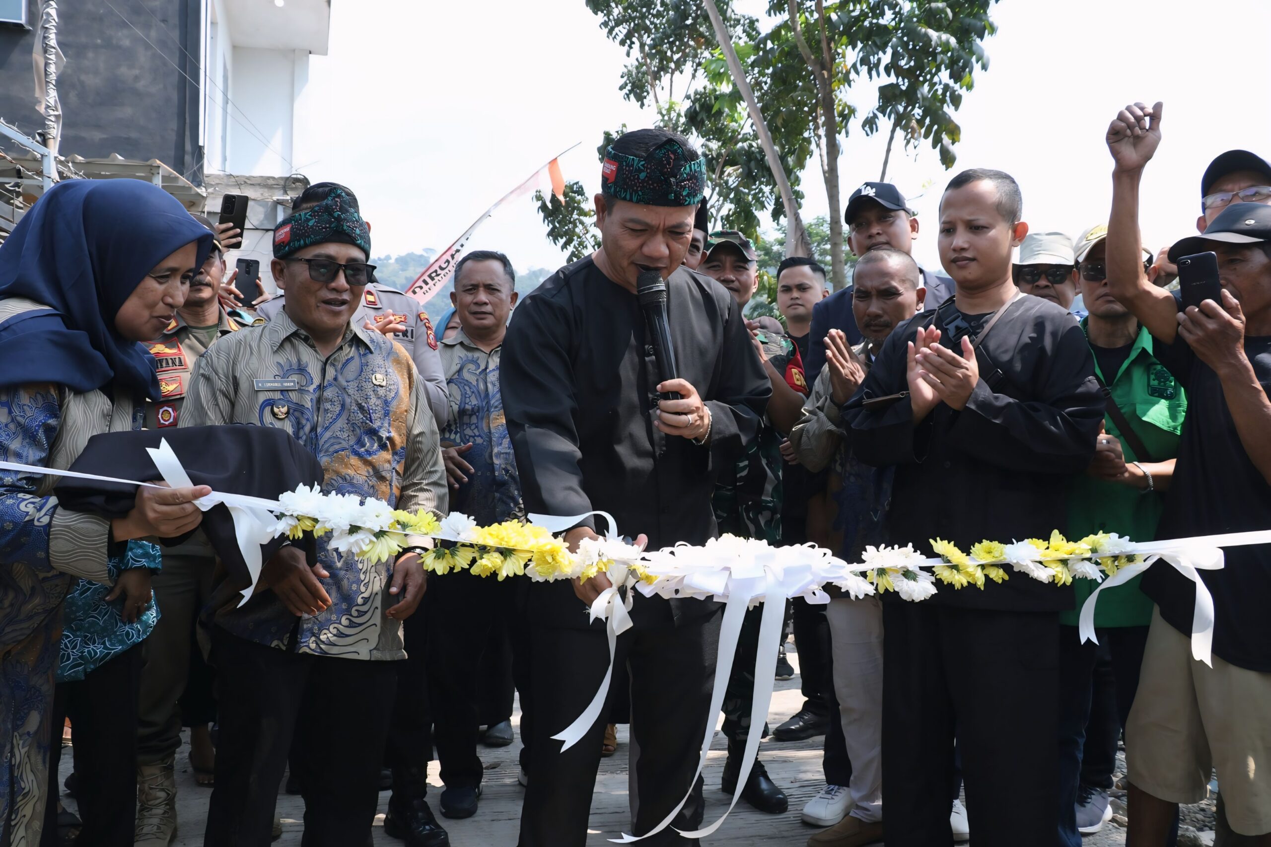 Peningkatan Infrastruktur: Bupati Bandung Dadang Supriatna Resmikan Pembangunan Jalan Desa Bumiwangi