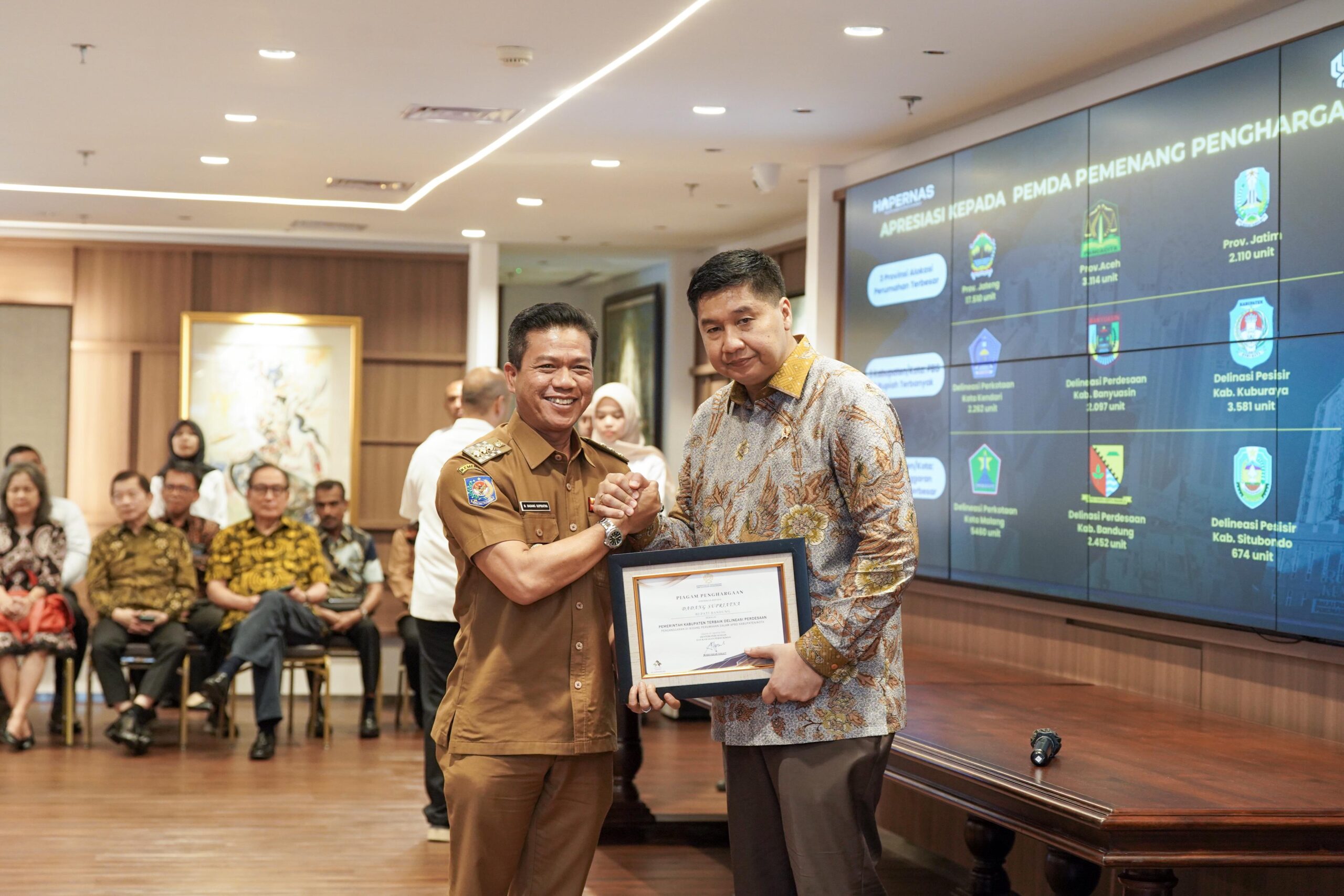 Alokasikan APBD dan Perbaiki 29 Ribu Rutilahu, Kang DS Raih Penghargaan Bergengsi dari Menpera