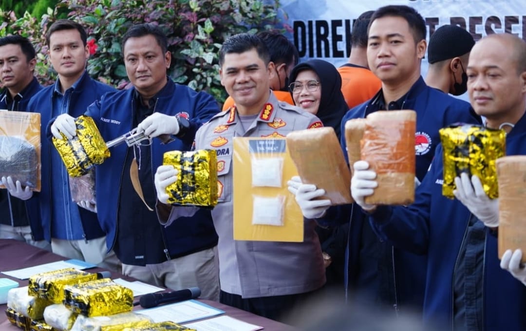 Polda Jabar Gagalkan Peredaran Narkoba Jaringan Internasional dan Lokal, 17,6 Kg Sabu, 19,5 Kg Ganja, dan Senjata Api Ilegal Disita