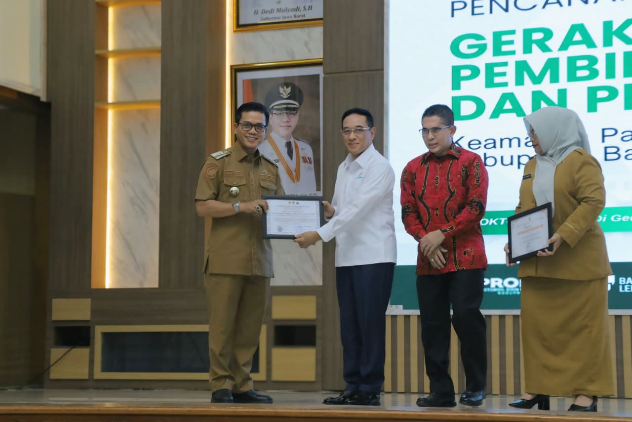 Apresiasi Inovasi Bupati Bandung, HAKLI Beri Penghargaan Anugerah Adhi Bhakti Higiene Sanitasi
