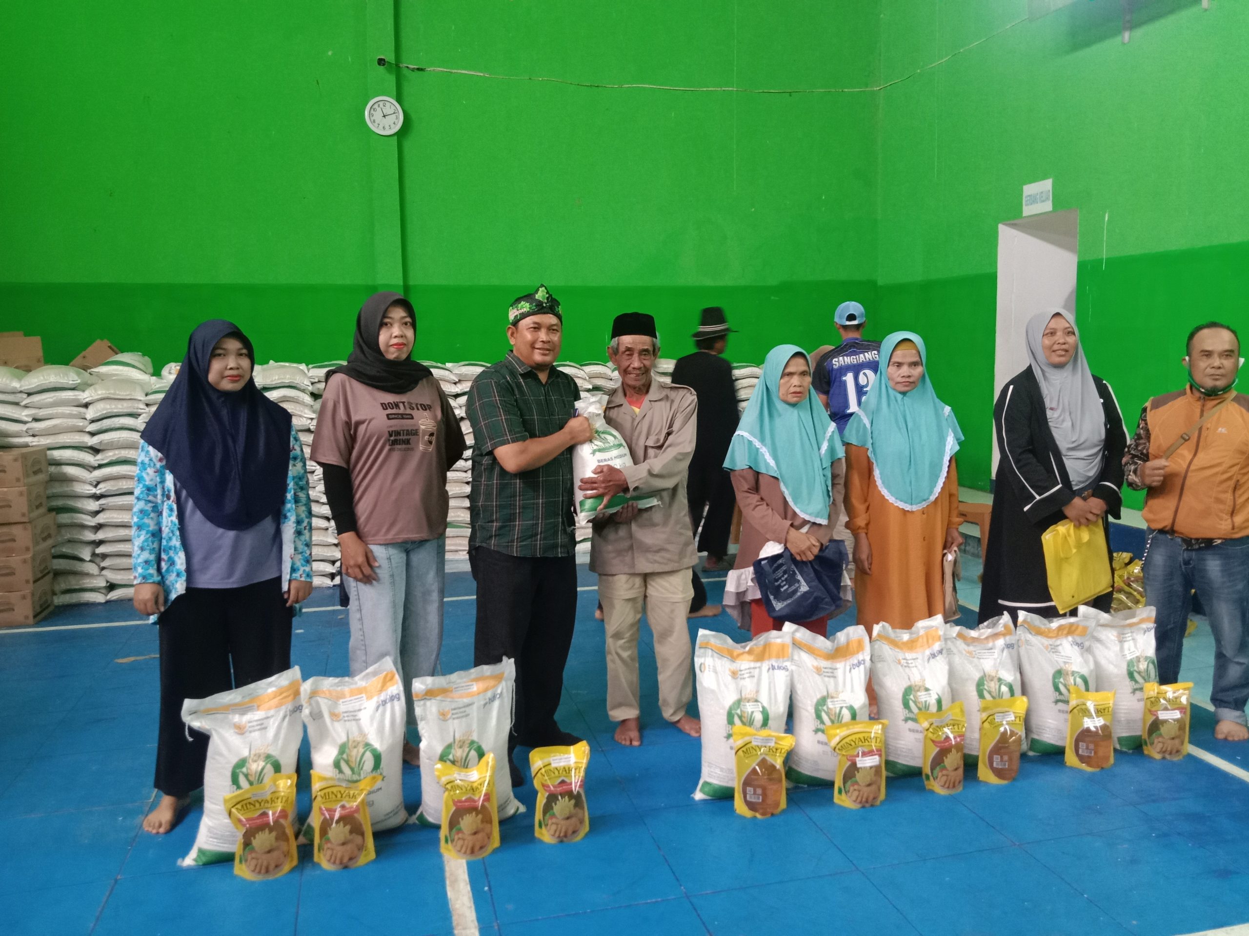 Pemdes Sangiang Kecamatan Rancaekek Salurkan Bansos Sembako kepada 606 KPM